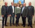 Bild: sön
Gemeindejugendpflegerin Helene Schubert (Mitte) vor Sieger Köders Gemälde, das Don Bosco als Puppenspieler zeigt, mit den Bürgermeistern Roland Strehl (Kümmersbruck), Erwin Geitner (Rieden), Klosterdirektor Pater Christian Liebenstein und Bürgermeister Markus Dollacker (Ensdorf, von links).