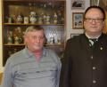 Bild: ral
Norbert Bauer (links) trat 1969 dem Verein bei und arbeitete anschließend mehr als 40 Jahre im Vorstand. Für sein Engagement wurde er zum Ehrenmitglied ernannt. Schützenmeister Eduard Delling gratulierte..
