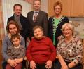 Bild: dob
Maria Hammerl feiert ihren 80. Geburtstag und freute sich über viele Glückwünsche. Neben Tochter Roswitha (rechts) kommt auch Melanie (links), eine ihrer 5 Enkel mit Urenkel Jonathan vorbei. Dekan Alexander Hösl, Bürgermeister Andreas Wutzlhofer und Pfarrgemeinderätin Kunigunde Hanauer (hintere Reihe, von links nach rechts) gratulieren herzlich.
