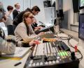 Bild: Breunig/OTH Amberg-Weiden
Von der Regie aus geben die Studierenden Anweisungen in das Studio.