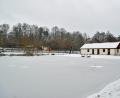 Bild: oy
Eine dünne Schneeschicht bedeckt den Rosenberger Eislaufplatz an der Schwedenmühle. Noch kann dort für die Schlittschuhläufer und Eishockeyspieler nicht geöffnet werden, da das Eis aufgrund von versickerndem Wasser noch nicht tragfähig ist.