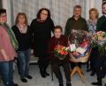 Bild: wro
Magdalena Teichmann feierte in Herzogöd ihren 90. Geburtstag. Nach der Familie gratulierte eine Delegation der Herzogöder Dorfgemeinschaft. Im Namen der Marktgemeinde beglückwünschte Bürgermeister Wolfgang Braun (Vierter von rechts) die Jubilarin.