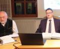 Bild: ohr
Die beiden Vertreter vom Ingenieurbüro Renner + Hartmann Consult/Amberg , Hans- ürgen Tiefel (links) und Erwin Schall (rechts), stellten den Entwurf zum Bebauungsplan „Stulln Ost, Am Brensdorfer Weg“ unter der Sitzungsleitung von Bürgermeister Hans Prechtl und Geschäftsstellenleiterin Katrin Schwarz vor.