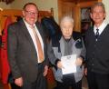 Bild: hai
Günther Galke (Mitte) ist das vierte Ehrenmitglied der Soldatenkameradschaft. Es gratulierten zweiter Bürgermeister Rudi Heier
(links) und Vorsitzender Roland Veigl.