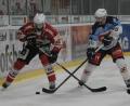 Bild: gb
Am zweiten Weihnachtsfeiertag (Szene) gewannen die Blue Devils (rechts Barry Noe) beim EV Regensburg (links Nikola Gajovsky) mit 3:2 nach Verlängerung. Am Freitag steigt in Regensburg das nächste Oberpfalzderby. Am Sonntag gastiert Rosenheim in der Hans-Schröpf-Arena.