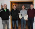 Bild: mnt
Die TSV-Vertreter (von links) Christian Bronold, Gerhard Baier und Vorsitzender Johann Hutzler (rechts) überreichten Alois Schmid die Goldene Ehrennadel für seine besonderen Verdienste.