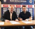 Bild: exb
Der tschechische Top-Stürmer Tomas Rubes (rechts) hat seinen Vertrag bei den Blue Devils um ein Jahr verlängert. Spielbetriebs-GmbH-Geschäftsführer Thomas Siller (links) freut sich über die Unterschrift des Centers.