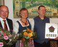 Bild: e
Heike Schillbach und Hauke Peters (Zweite und Dritter von links) präsentieren stolz ihren „Stern der Gastlichkeit“. Zur Auszeichnung gratulierten Bürgermeister Roland Strehl (links) und Thomas Rechl (rechts) von der Paulaner-Brauerei.