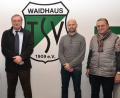 Bild: fjo
Im Vorstand des Tennisclubs kümmert sich Vorsitzender Hans Kraus (Zweiter von links) nun auch um die Finanzen. Als Stellvertreter steht ihm Franz Strobl (Zweiter von rechts) zur Seite.