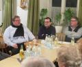 Bild: jzk
„Wir als Christen brauchen Freude, schon allein deshalb, weil sich nur dann in unserer Umgebung etwas verändern kann“, betonte Pfarrer Sven Grillmeier. Auf dem Bild sitzen rechts neben ihm Pfarrer Konrad Amschl und KAB Vorsitzender Peter Daschner.