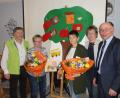 Bild: jhö
Erfolgreich schlossen Barbara Henfling und Monika Höllerl (Zweite und Dritte von links), die Verantwortlichen der Kindergruppe des Obst- und Gartenbauvereins, die Fortbildung zum „Mentor für Garten und Natur“ in der Umweltstation im Kloster Waldsassen ab. Vorsitzender Josef Höllerl (links), seine Stellvertreterin Christine Walter (Zweite von rechts) und Bürgermeister Albert Nickl (rechts) gratulieren mit Blumen und Büchern.