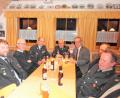 Bild: hl
Die Feuerwehr Atzmannsberg-Köglitz trifft sich zur Jahreshauptversammlung im Gerätehaus. Mit dabei sind (von links) Christian Busch, Kommandant Richard Prieschenk, Vorsitzender Alois Schindler, Kreisbrandinspektor Otto Braunreuther, Bürgermeister Werner Nickl und Kassier Richard Schindler.