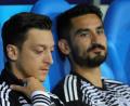 Archivbild: Christian Charisius/dpa
Mesut Özil (links) und Ilkay Gündogan.