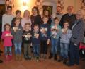 Bild: jr
Insgesamt 1000 Euro gingen aus dem Spendenerlös der Reihe „Lebendiger Adventskalender“ an das Seniorenheim Theresianum und die Betreuer der Spielplätze in Neudorf und Rosenbühl. Überreicht wurde das Geld von den Organisatorinnen Sabine Andritzky-Ulrich (Zweite von links) und Sigrid Schwan (rechts).