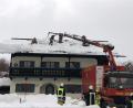 Bild: mor
Absturzsicherung und Schneeschaufeln war für die Kameraden der Lagerfeuerwehr beim Hilfseinsatz am Königssee angesagt.