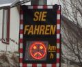 Bild: e
Hält sich der Fahrer ans Tempo, lächelt ein grüner Smiley vom Display, wer zu schnell fährt, dem leuchtet ein trauriges Gesicht in rot entgegen. Zwei ähnliche Einrichtungen zur Geschwindigkeitsmessung wird nun die Stadt erwerben.