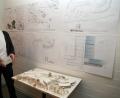 Bild: Hösamer
Sebastian Göltl (28) vor den Plänen für sein „Railway-Theater, in der Hand hält er eine Miniatur des Bühnen-Turms. Auch das Modell ist Teil seiner Master-Arbeit im Fach Architektur.
