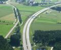 Bild: fjo
Dort, wo vor den Toren des Grenzorts Waidhaus die Autobahn A 6 auf die Kreisstraße NEW 50 trifft, kann zwischen den beiden Verkehrsadern bald eine Sonnenstromanlage in einer Größe von 1,15 Hektar entstehen.