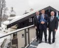 Bild: Peter Kneffel/dpa
Finanzminister Albert Füracker (CSU, links), Ministerpräsident Markus Söder (CSU/Mitte) und Wirtschaftsminister Hubert Aiwanger (Freie Wähler) vor dem Tagungsgebäude in Gmund.