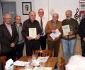 Bild: bkr
Der Vorsitzende der Sängergruppe „Max Reger“, Sigmar Bräutigam, Schriftführer Ernst Lautner (von links), Vorsitzender Markus Schraml (Vierter von links) und zweiter Bürgermeister Josef Hecht (Zweiter von rechts) gratulieren Johann Sischka, Johann Stiegler und Gerhard Dötterl (von links) zu ihren Auszeichnungen, die sie für ihre Treue erhalten. Chorleiter Heinrich Thurn (rechts) ernennt der Sängerbund zum Ehrenmitglied.