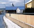 Bild: do
Im Zuge der Dorferneuerung wird die Betonmauer an der Staatsstraße einer kleinen "Verschönerungskur" unterzogen.