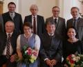Bild: tr
Wechsel auf dem Chefsessel des Forstbetriebs Waldsassen. Sitzend von links, Norbert und Sabine Zintl sowie Gerhard und Doris Schneider. Sehen von links, Reinhardt Neft, MdL Martin Schöffel, Landrat Wolfgang Lippert sowie die Bürgermeister Bernd Sommer und Roland Grillmeier.