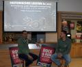 Bild: Voigt, Ingrid
Zweiter Vorsitzender Michael Poh (links) und Dritter Vorsitzender Sebastian Kemmeter erläutern im Interview die Ziele und Aufgaben des 1. FC Rieden.