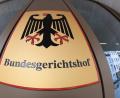 Archivbild:  Uli Deck/dpa
Ein Hinweisschild mit Bundesadler am Bundesgerichtshof (BGH). Seinen Sitz hat er in Karlsruhe.
