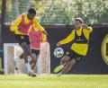 Bild: David Inderlied/dpa
Das Training wird in Ansätzen so aufgebaut, wie das bei den BVB-Profis (rechts Mario Götze