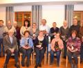 Bild: fjo
Im Gemeindesaal des Rathauses ehren Sprecher Josef Kleber (links) und Pfarrer Georg Hartl (sitzend, links) langjährige Mitglieder des Pfarrgemeinderats beim Jahresabschluss-Abend der Pfarrei Waidhaus.