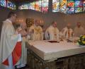 Bild: jr
Die Zelebranten am Altar: von links Waldsassens Stadtpfarrer Thomas Vogl, Pater Hans Junker, Pater Benedikt Leitmayr, Abt Zdenek Filip Lobkowicz, Pater Friedhelm Czinczoll, Regionaldekan Georg Flierl und Pater John.