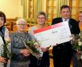 Bild: mef
Zweite Vorsitzende Renate Bock (Dritte von links) überreicht Pfarrer Max Früchtl eine Spende von 3000 Euro. Weitere 1500 Euro kamen von einer Abordnung der Theatergruppe mit Rita Rosner, Anni Witzl und Martha Plödt (von rechts). Neu im Verein ist Christa Hummel (links). Blumen gab es für die scheidende Fahnenträgerin Berta Stich (Zweite von links).