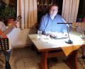 Bild: bsc
Viel Beifall bekam Reinhard Stummreiter (rechts) für seine kalorienreiche Lebensgeschichte, „Meine fetten Jahre sind vorbei“. Lisa-Maria Schmidt (links) bereicherte mit der Gitarre während der Texte den Vorleseabend.