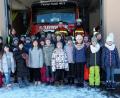 Bild: jzk
Lehrerin Andrea Fachtan (hinten links) besucht mit ihren Schülerinnen und Schülern die Feuerwehr Kastl.