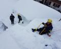 Bild: bgl
Auch die Helfer aus Oberviechtach stellten sich in Oberbayern dem Kampf gegen die Schneemassen.