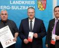 Bild: Wolfgang Steinbacher
Wohin kann man sich wenden, wenn man Rat in der Pflege braucht? Für die Menschen im Landkreis Amberg-Sulzbach gibt es ab sofort eine Servicestelle, die vom Bezirk Oberpfalz geschultert wird. Von links: Nadine Gerl, Ekkehard Gauglitz, Landrat Richard Reisinger und Benedikt Schreiner.