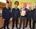 Bild: gi
Der Vorsitzende der Feuerwehr Ödpielmannsberg Hermann Ach und Kommandant Karl Eckl (von links) ehren für 40-jährige Treue Josef Kappl. Sie danken ihm auch für seinen Jahrzehnte langen Einsatz. Dazu gratulieren Kreisbrandmeister Thomas Kleber und Kreisbrandinspektor Martin Weig (von rechts).