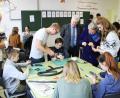 Bild: ckl
Die Mittelschule Erbendorf und das Institut für Fachlehrer-Ausbildung Bayreuth (IFL) arbeiten Hand in Hand. Rektor Preisinger (stehend, dritter von rechts) und Roland Schubert vom IFL (stehend, links) blicken Studenten und Schülern interessiert über die Schulter.