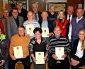 Bild: R. Kreuzer
Vorsitzender Stephan Gollwitzer (sitzend, von links) mit den neuen Ehrenmitgliedern Fritz Band, Christa Sambale, Franz Jäger und seiner neuen Stellvertreterin Maria Sponsel. Richard Eichinger und Helmut Retzer (stehend, mit Urkunde von links) wurden für 50 Jahre Mitgliedschaft ausgezeichnet, dazu gratulierten auch der Vorstand und die Ehrengäste.