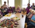 Bild: ld
100 handgestrickte Söckchen fertigt der Strickkreis und übergibt sie an Marianne Fütterer von „Koki“.