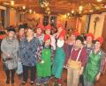 Bild: es
Der Frauenbund Tännesberg versteht es, zu feiern. Das gilt vor allem im Fasching. Elisabeth Braun als Rentnerin und Sonja Schmid-Herdegen als Beratern in einem Reisebüro (vorne, von links) lösten mit ihrer Einlage großes Gelächter aus.