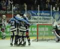Bild: gb
Die Scheibe liegt im Rosenheimer Kasten, die Weidener jubeln nach dem entscheidenden Tor: Die Blue Devils besiegten am Sonntagabend die Starbulls Rosenheim mit 3:2 nach Verlängerung.