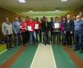 Bild: adj
Vorsitzender Johannes Simon und Bürgermeister Markus Ludwig (von links) gratulieren den Sieger und Bestplatzierten der Dorfmeisterschaft.
