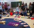 Bild: Bühner
Lernen spielerisch und gegenständlich wurde am Tag der offenen Tür in der Montessori-Schule gezeigt. Schulleiterin Gerda Högl-Siegler (stehend, Zweite von links) erklärte es den Besuchern.