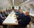 Bild: eib
Viele folgten der Einladung zum Jahresrückblick der Feuerwehr-Senioren. Vorne rechts Sprecher Siegfried Hammerer, links gegenüber sein Mitstreiter Hans Aschka. Auch Altbürgermeister Hans Wirnshofer aus Weiding (Dritter von links) fühlt sich wohl in der monatlichen Runde.