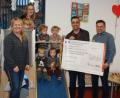 Bild: lk
575 Euro spenden JU und SV für die Kinderkrippe. Im Bild (links) Leiterin Stephanie Siegert mit Anja Birkner und Michael Haubner von der JU sowie (rechts) SV-Vorsitzenden Toni Härtl mit Kindern der Kinderkrippe