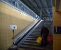 Bild: Hösamer
Mit viel Gepäck am Schwandorfer Bahnhof: Da wäre ein Aufzug nicht schlecht. Doch der barrierefreie Ausbau lässt auf sich warten. Die CSU im Stadtrat will einen Notbehelf.