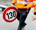 Bild: Marius Becker/dpa
Ein Mitarbeiter der Autobahnmeisterei trägt auf der Autobahn 661 bei Frankfurt ein Schild zur Höchstgeschwindigkeit von 130 Stundenkilometern.