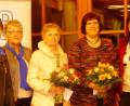 Bild: u
Bei der Jahreshauptversammlung des Katholischen Frauenbundes werden zwei verdiente Mitglieder mit der Ehrennadel in Gold ausgezeichnet (von links): Stadtpfarrer Hans-Peter Bergmann, Irmgard Sellmeyer, Irmgard Müller, Rosmarie Staudigl, Roswitha Wendl, Gerlinde Siegert und die stellvertretende Diözesanvorsitzende Luitgard Hartl.