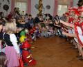 Bild: hcz
Hoch das Bein! Die Kindergarde des Faschingsvereins Krummennaab. Gebannt schauen die kleinen und großen Besucher zu.